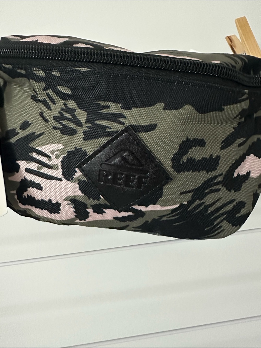 Reef  Camo Waist Bag — Olive & Pink
